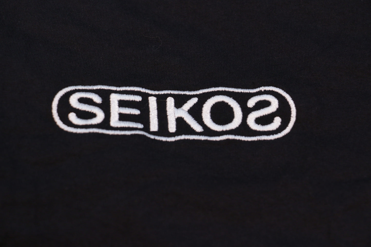 Seikos samarreta blanca i negra logo