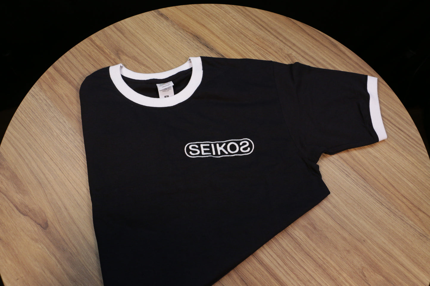 Seikos samarreta blanca i negra logo